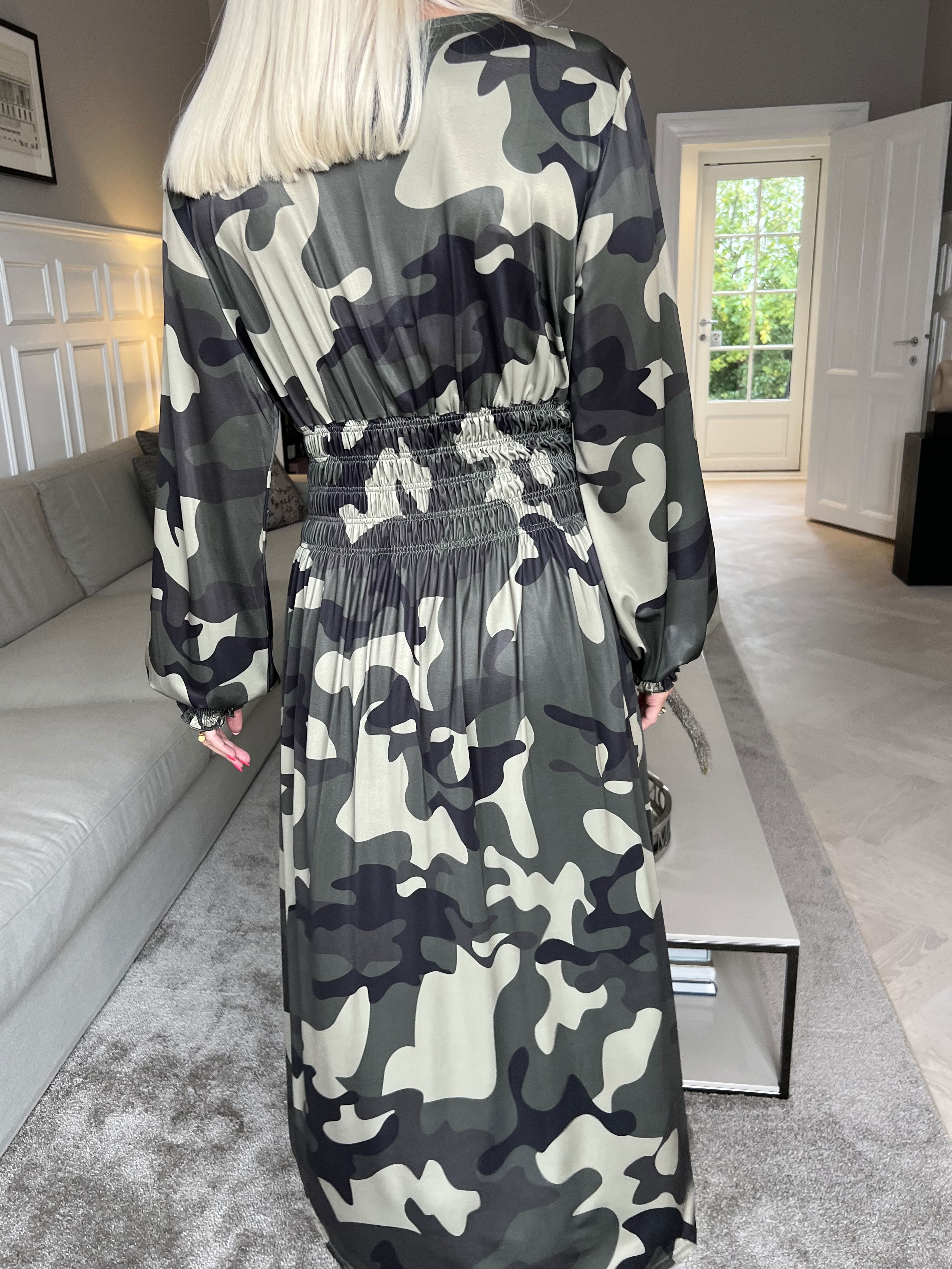 Pams Camo Midi L/S - Klänning med resår i kamouflagemönster